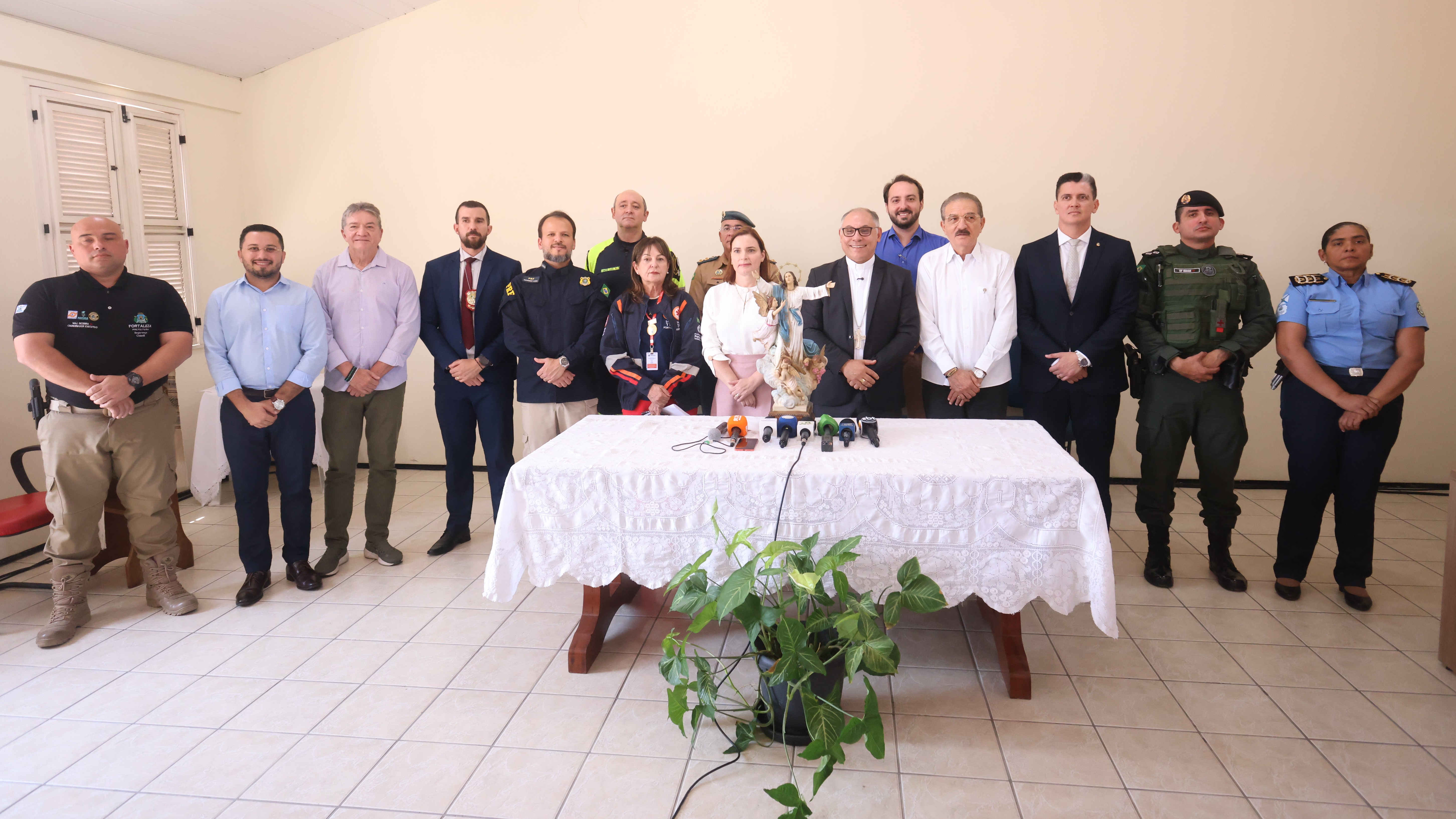 grupo de pessoas posa para a foto